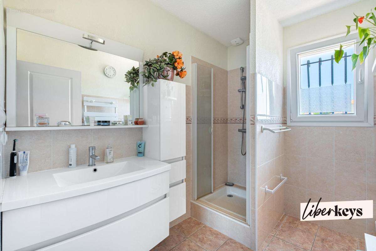 Fréjus – Maison mitoyenne de  102 m² - 3 chambres - Garage - Proche des commerces et de la base Nature - photo 10