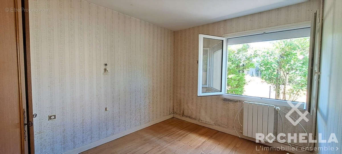 chambre 2 sur plancher avec placard penderie - Maison à ROCHEFORT