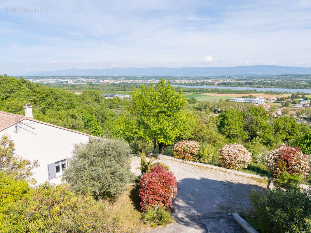 Maison à CHARMES-SUR-RHONE