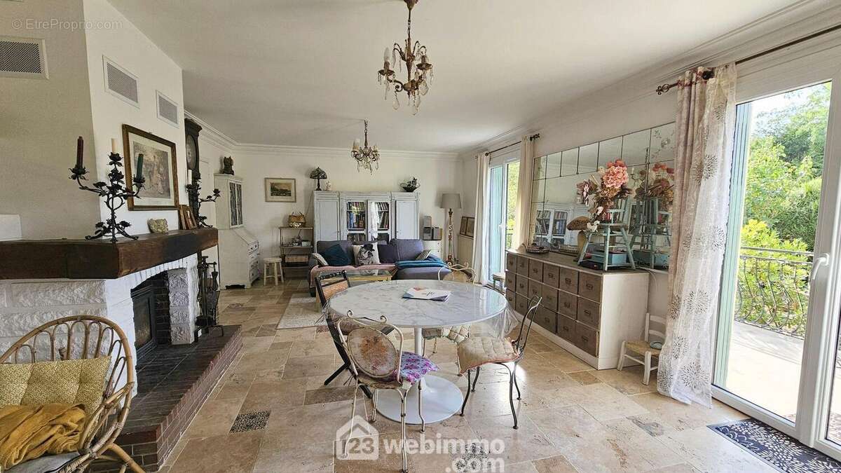 Voici une vue d'ensemble avec sa cheminée insert.