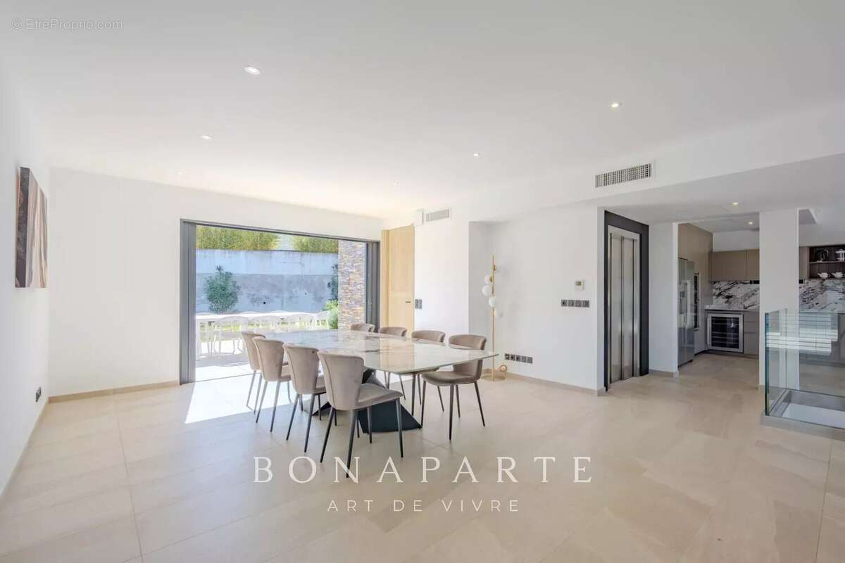 SAINT-TROPEZ - GASSIN [VILLE] – Exclusivité : Superbe villa-appartement en duplex avec vue mer exceptionnelle - photo 11