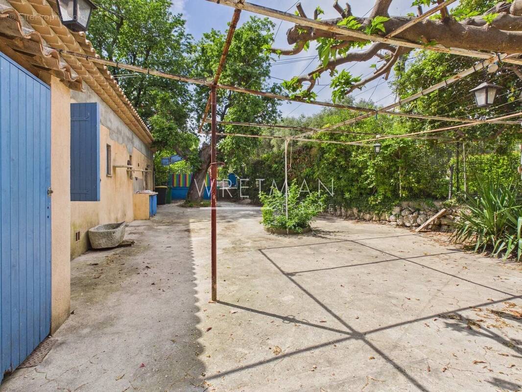 Maison à CHATEAUNEUF-GRASSE