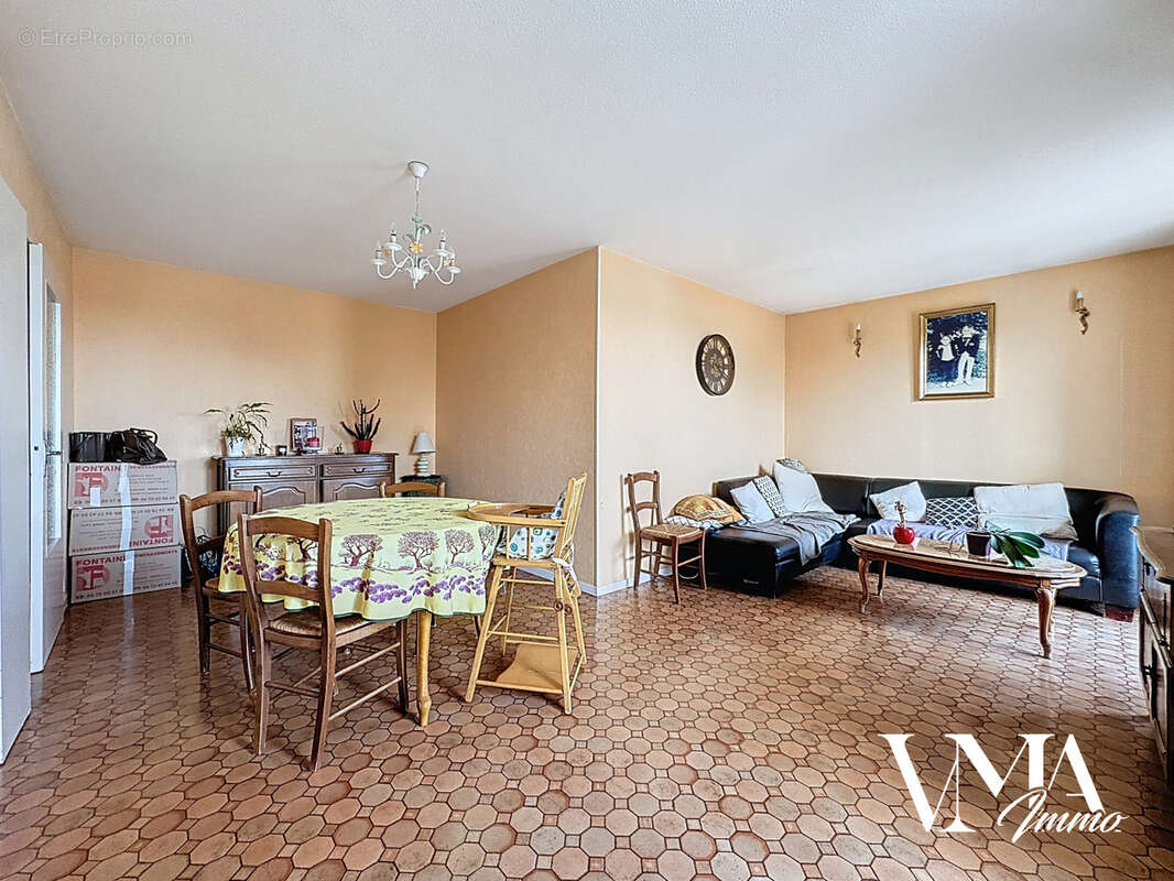 Appartement à LA TOUR-DE-SALVAGNY