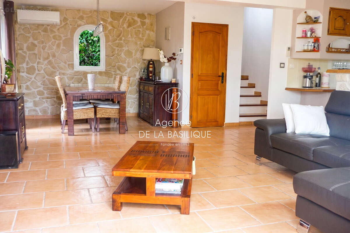 Maison 130 m² à Saint-Maximin-La-Sainte-Baume  - photo 4