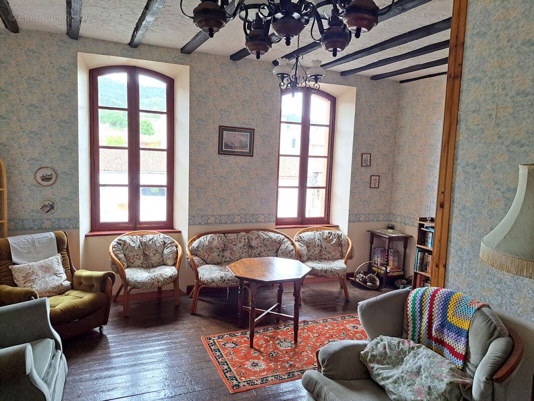 Grande maison familiale avec jardin, garage et dépendances - photo 2