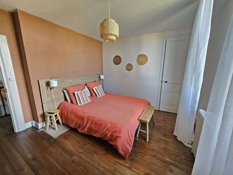 Maison à MONTROND-LES-BAINS