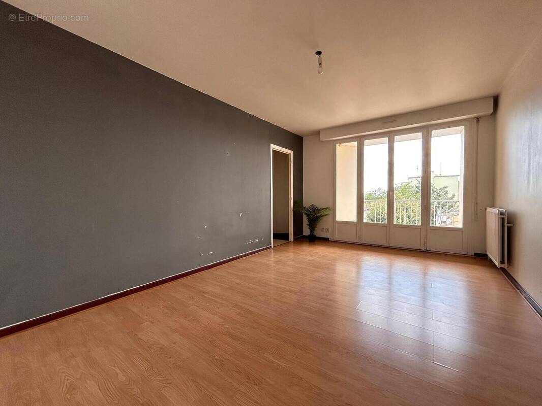   - Appartement à DECINES-CHARPIEU
