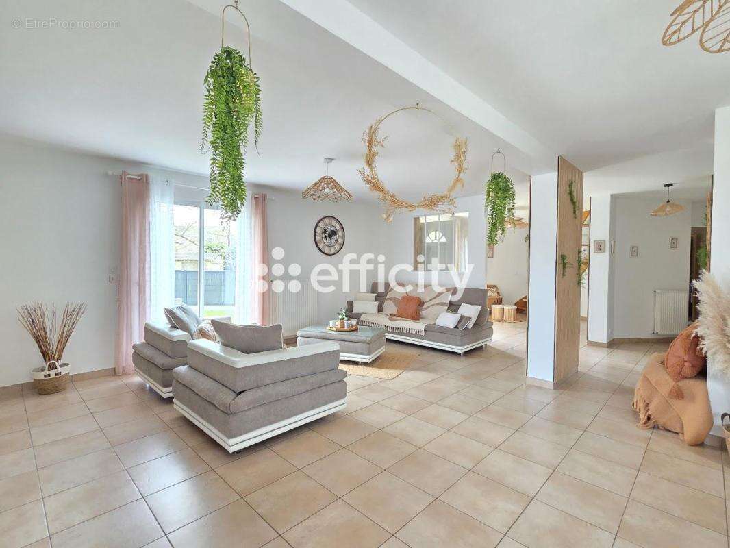 Maison à LE PERRAY-EN-YVELINES