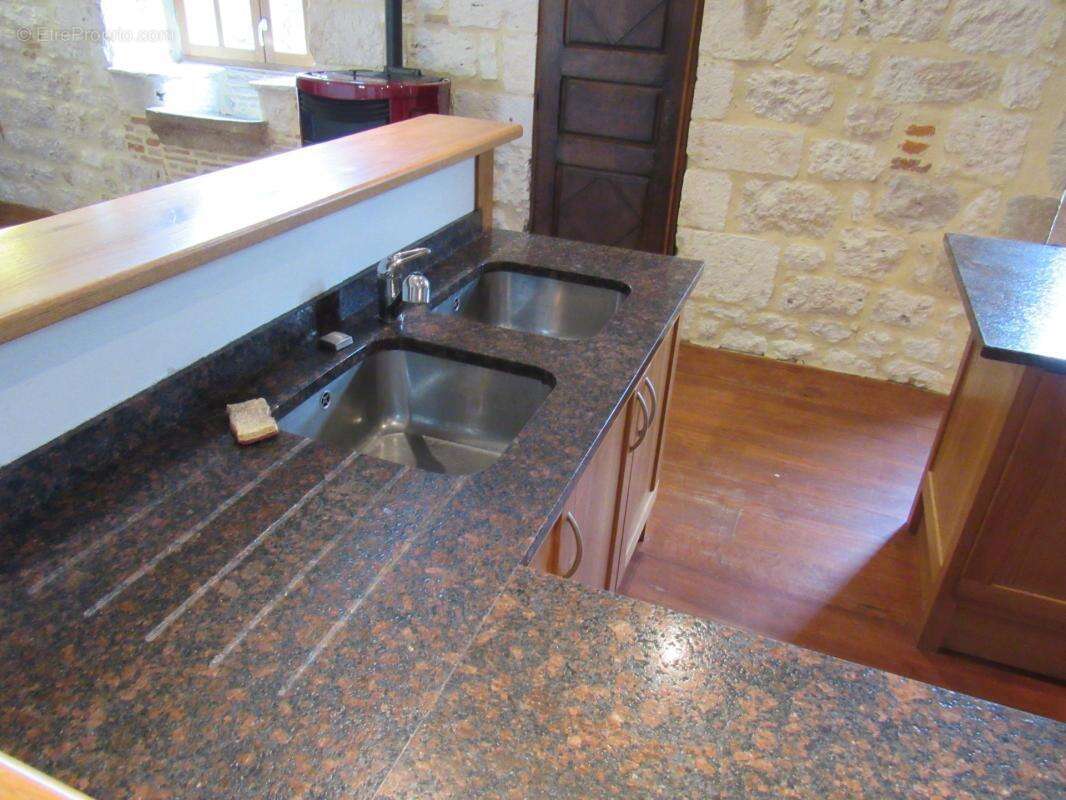 Grande maison medievale  de village entierement renovee dpe en b avec une petite maison qui sert de garage   290000€ - photo 30