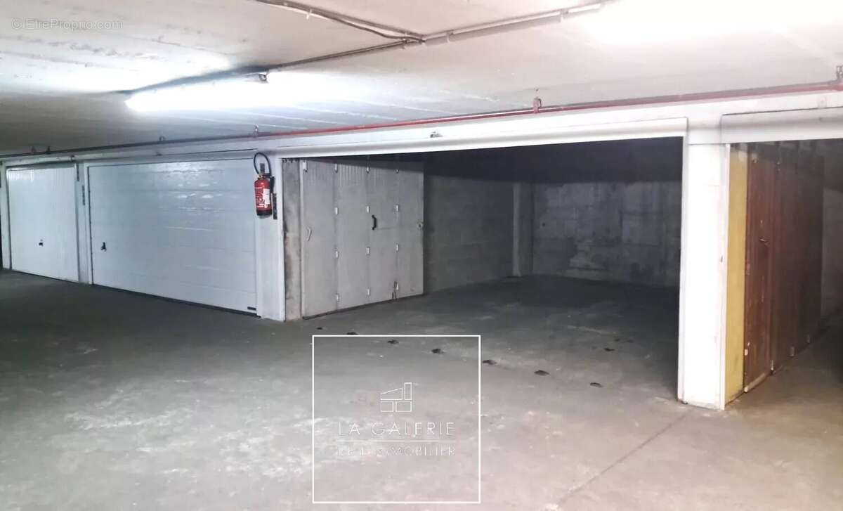 Parking à PARIS-16E