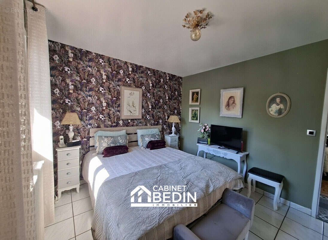 Maison 160 m² à Fargues-Saint-Hilaire  - photo 8
