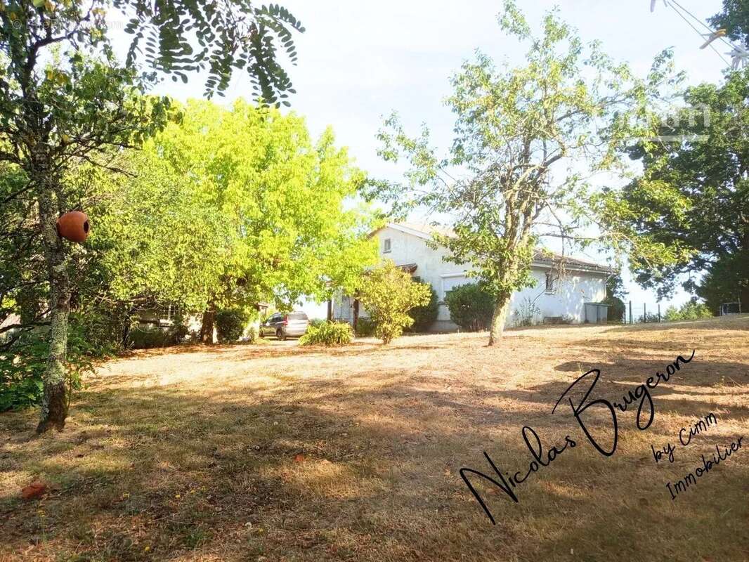 En exclusivité – Ensemble immobilier avec deux habitations, étang et près d’un hectare de terrain - photo 14