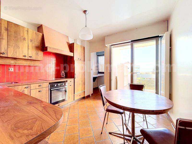 Appartement_T3_Annemasse_belle_superficie_proximitée_frontière_Suisse_tram_Ceva_direction_GENEVE_Frontaliers_Salon_Séjour_Vue_Jet_D'EAU_Vue_MONT_BLANC