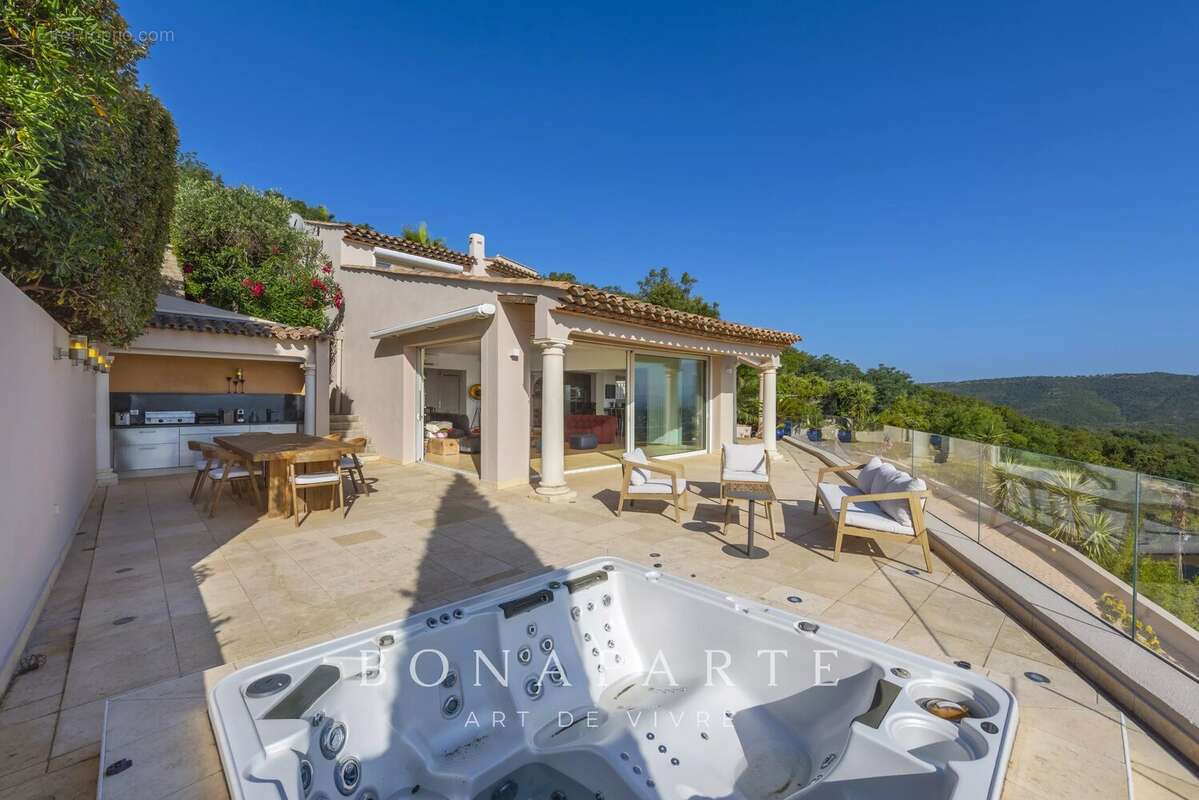 Maison à ROQUEBRUNE-SUR-ARGENS