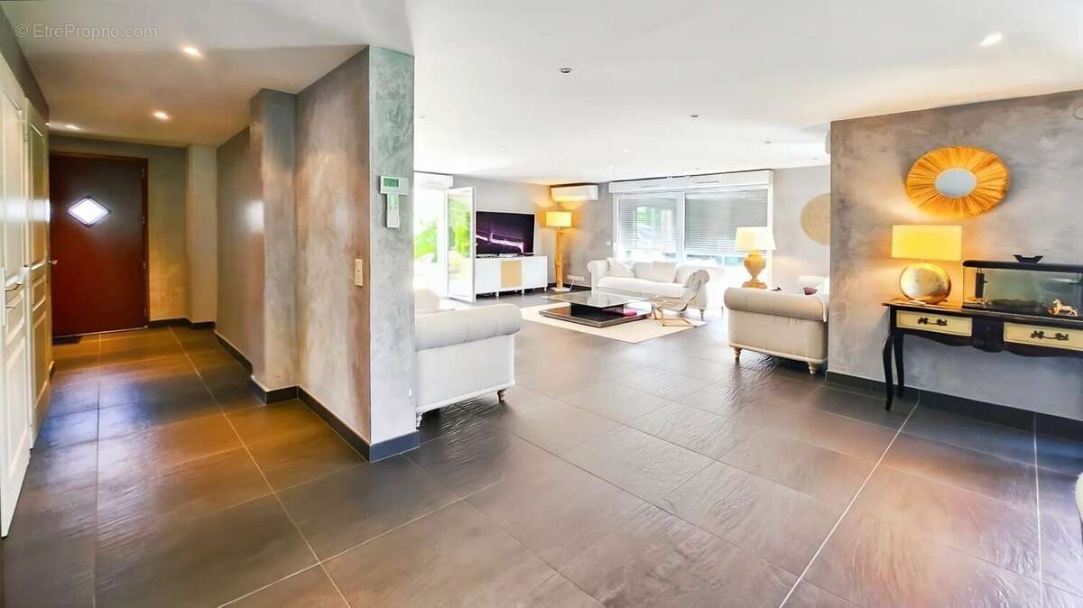 Maison à COLLONGES-SOUS-SALEVE