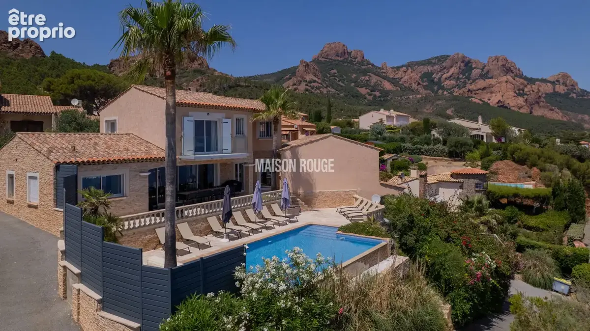 Saint-Raphaël : Villa contemporaine d'exception avec vue mer panoramique et piscine à débordement » - photo 2