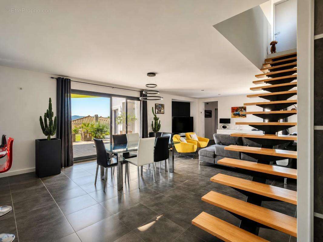 Maison contemporaine de 5 pièces de 176 m² à Montélimar - photo 3