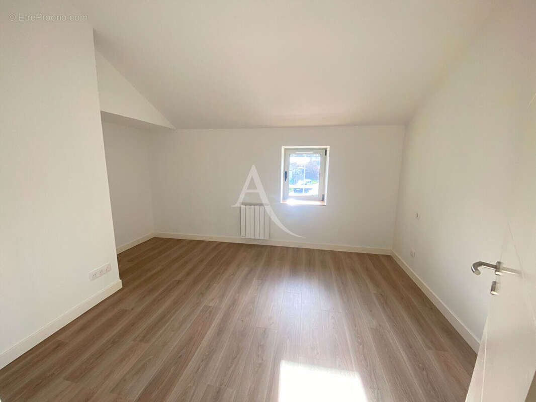 Maison à SAINT-LAURENT-DE-LA-PREE