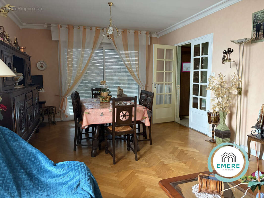Maison à MONTOURS
