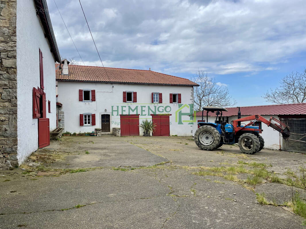 Authenticité, charme et potentiel sur un vaste domaine de plus de 6 hectares - photo 3
