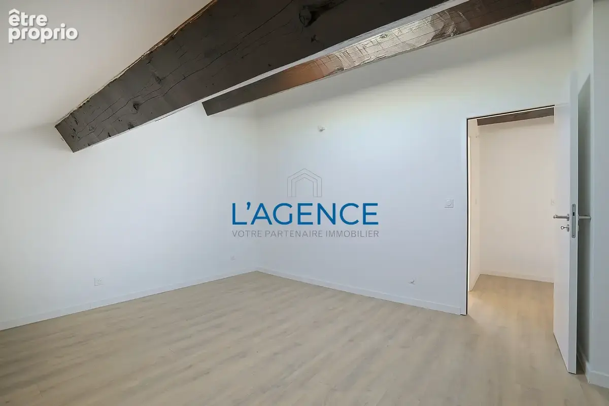 Appartement T3 de 71m2 habitables (50.85 LC) en dernier étage d'une résidence entièrement rénovée avec deux pl - photo 8