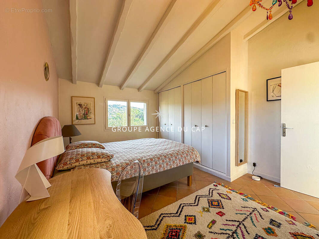 À vendre villa de 140m², 7pièces comprenant 5 chambres avec piscine, située aux issambres - photo 11