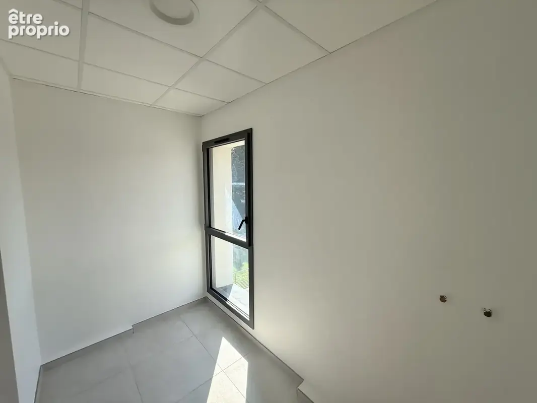 Bureau 28 m2 à Lorgues - photo 4