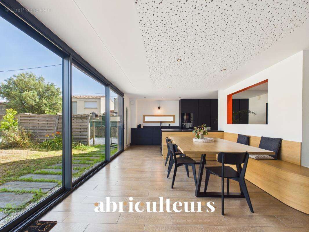 Maison familiale d'architecte de 219M2 en vente à Rezé, rue de l’Aérodrome (44400) - photo 5