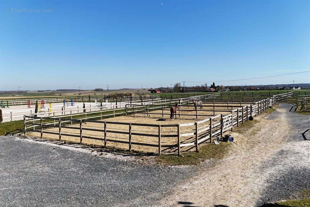 Maison à CLOS-FONTAINE