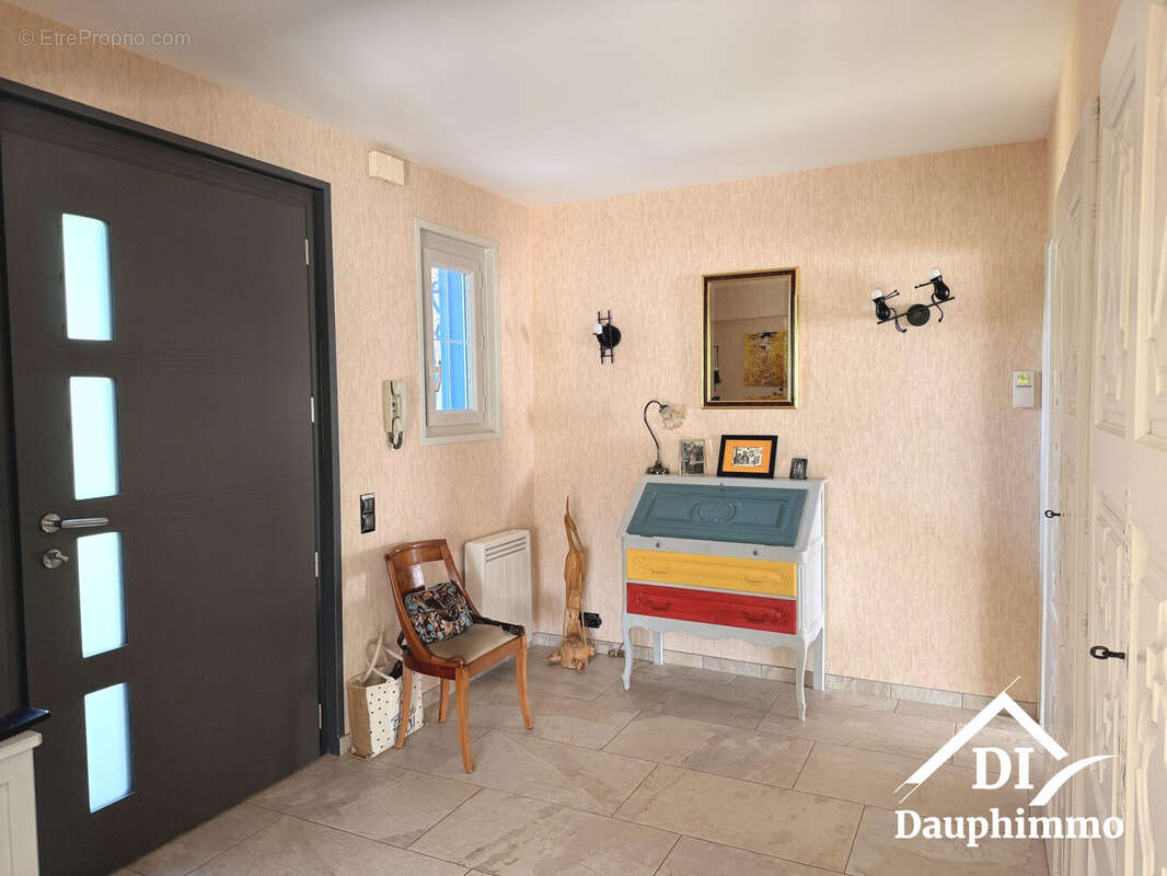 Maison 159 m² à Mours-Saint-Eusebe  - photo 8