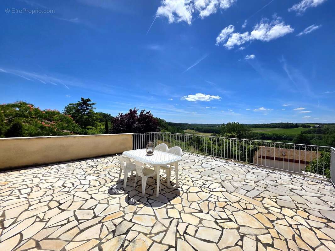 Jolie propriété en pierre avec plusieurs terrasses et vues imprenables. - photo 2