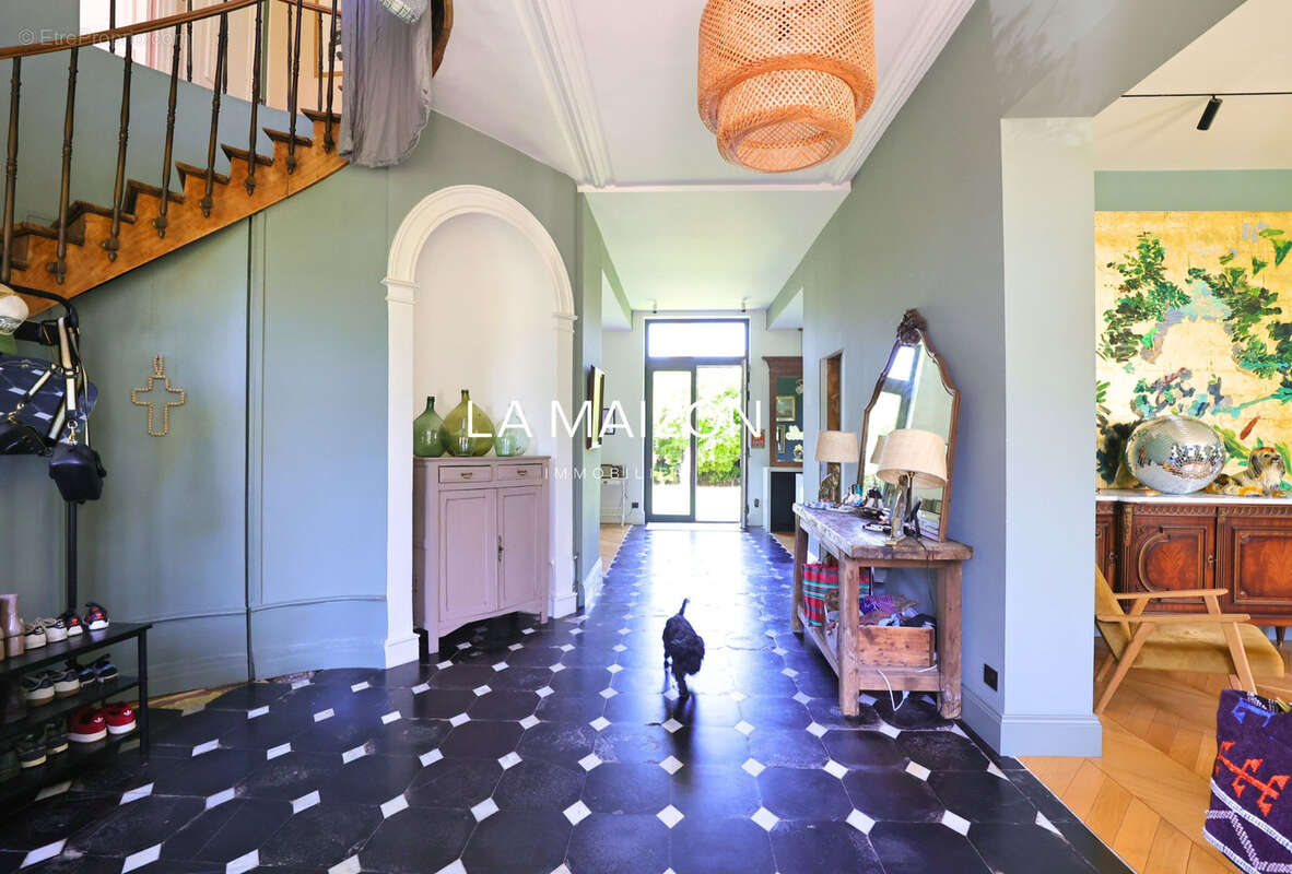 Maison familiale de caractère préservée - Bouvignies 400m2 - photo 5