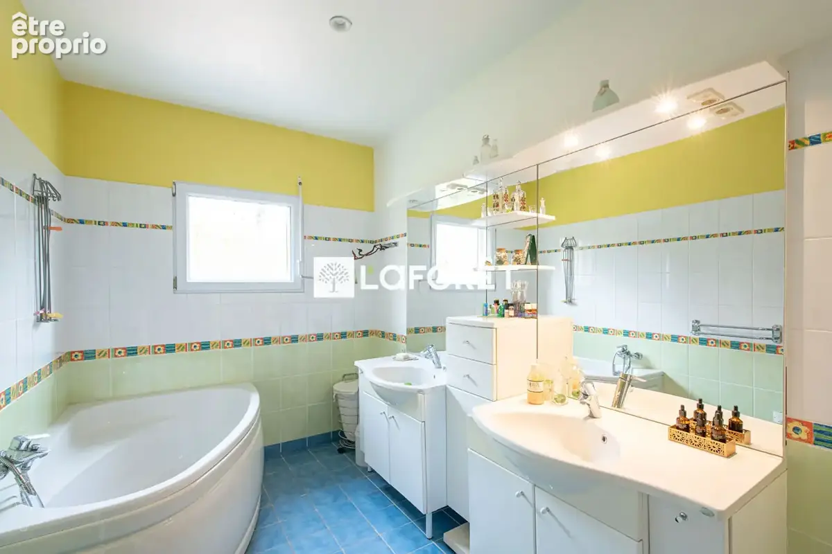 Maison familiale de 220 m² sur terrain de 969 m² - La Celle-Saint-Cloud - photo 8