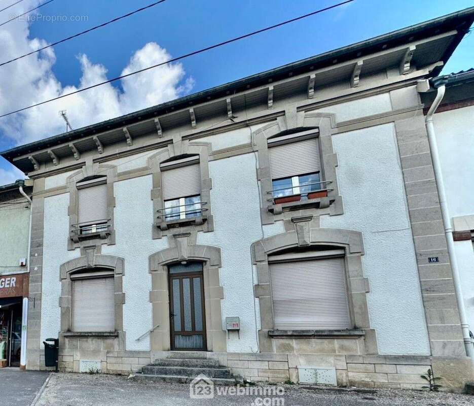 Façade avant de l'immeuble, le garage étant la partie mitoyenne à droite et qui permet d'accéder au 1er étage - Appartement à BRAS-SUR-MEUSE