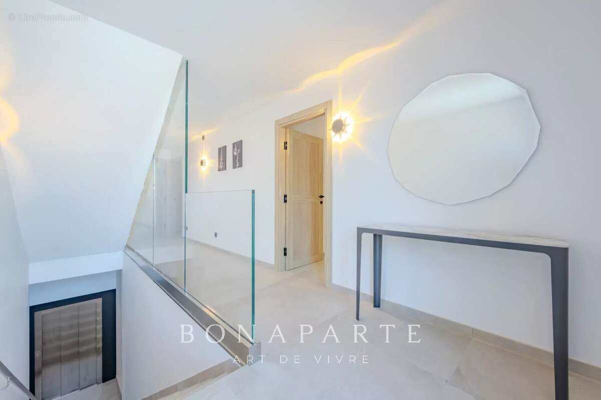 SAINT-TROPEZ GASSIN Exclusivité : Superbe villa-appartement en duplex avec vue mer exceptionnelle - photo 27