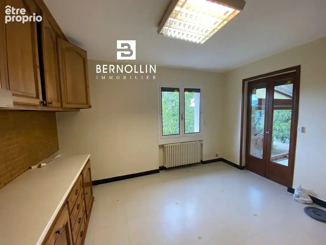 Au coeur du village d'Attignat, Maison familiale de 153 m2 avec fort potentiel sur 2 736 m2 de terrain - photo 4
