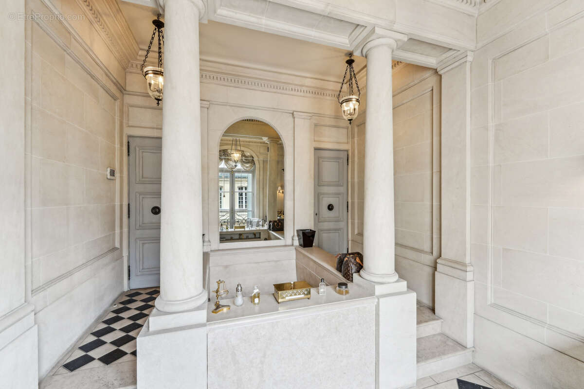 Appartement à PARIS-16E