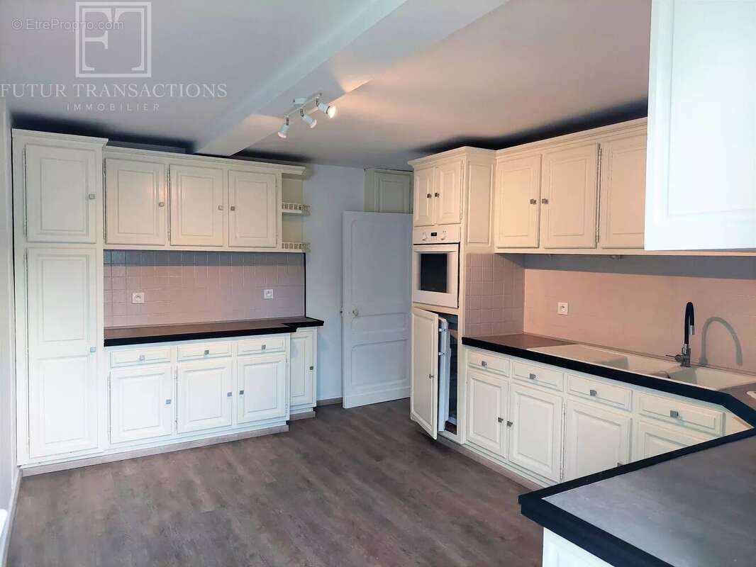 Maison et double garage sur 1360 m² de terrain clos - photo 8