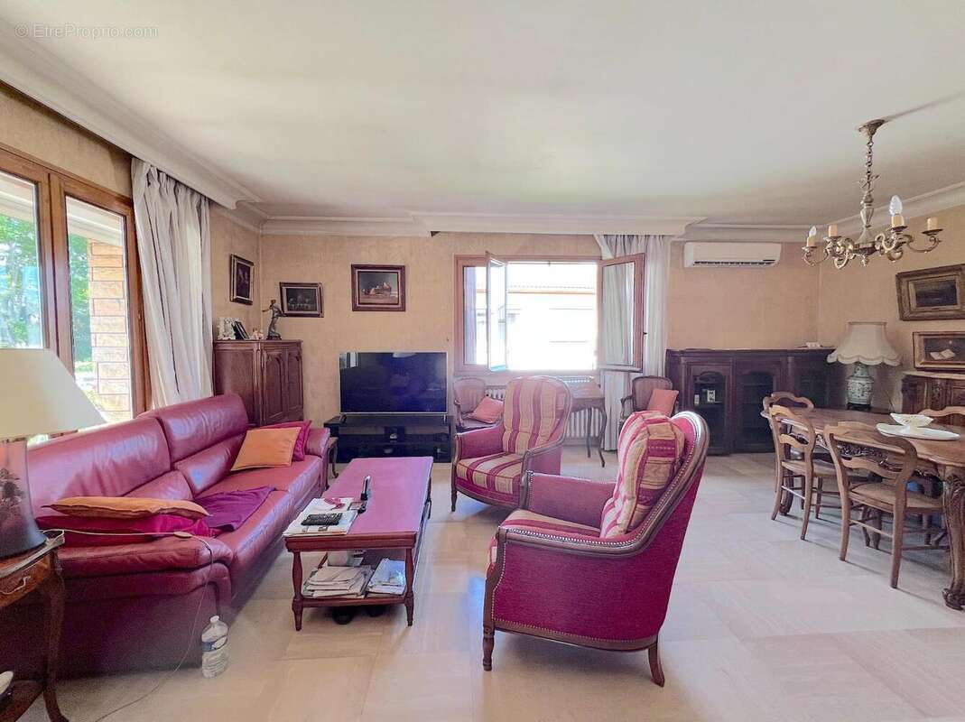   - Maison à VAULX-EN-VELIN