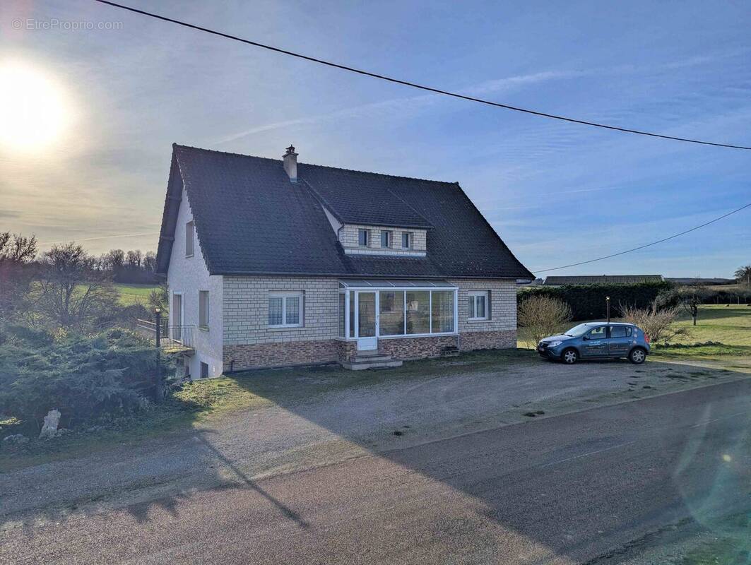 façade côté rue pavillon à Mailly le Château - Maison à MAILLY-LE-CHATEAU