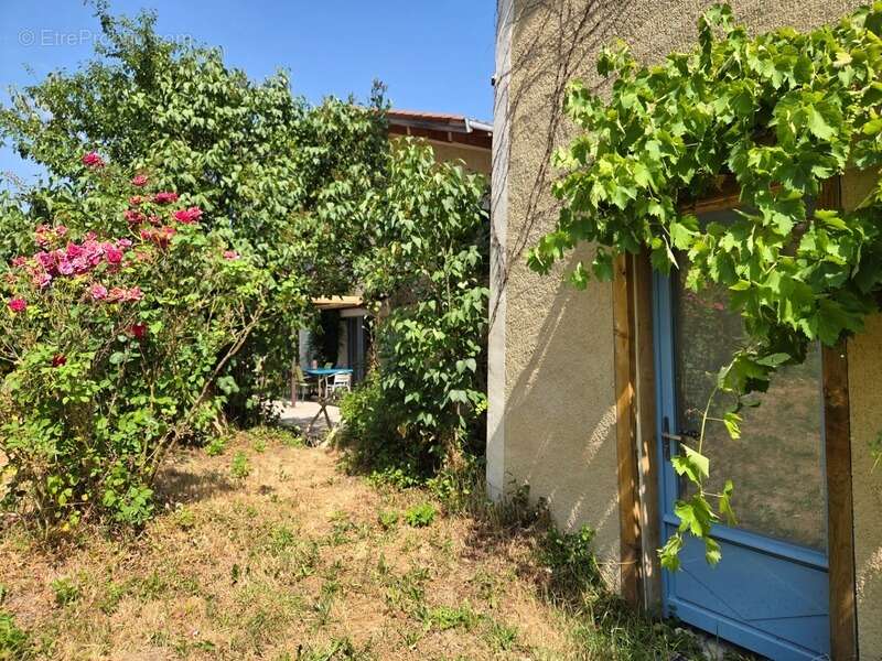 EXCLUSIVITE / Très belle maison avec dépendances et terrain / 63160 Glaine Montaigut - photo 26