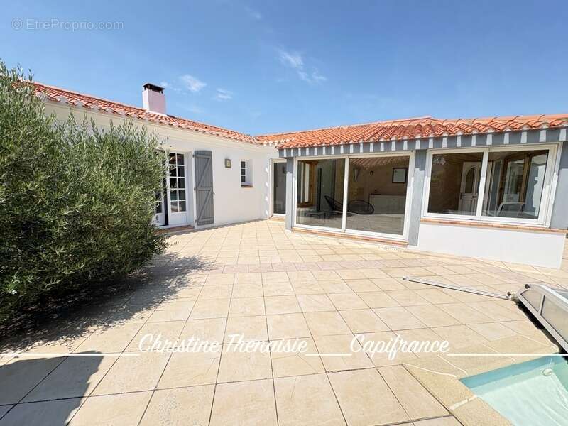 Maison à vendre 5 pièces - Plain-Pied - 3 chambres - 2 salles d'eau - 3 wc - Piscine couverte - 2 garages SAINT HILAIRE DE RIEZ  - photo 11