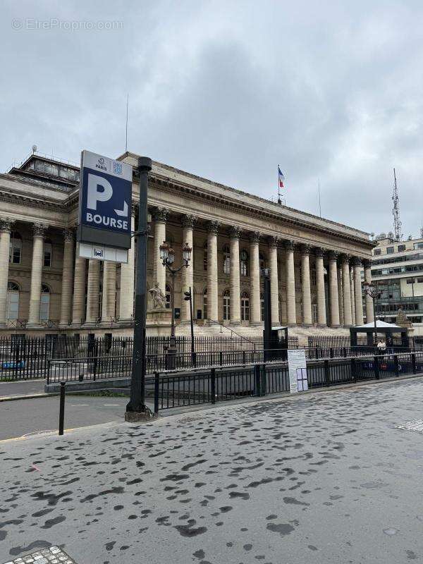 Parking à PARIS-2E