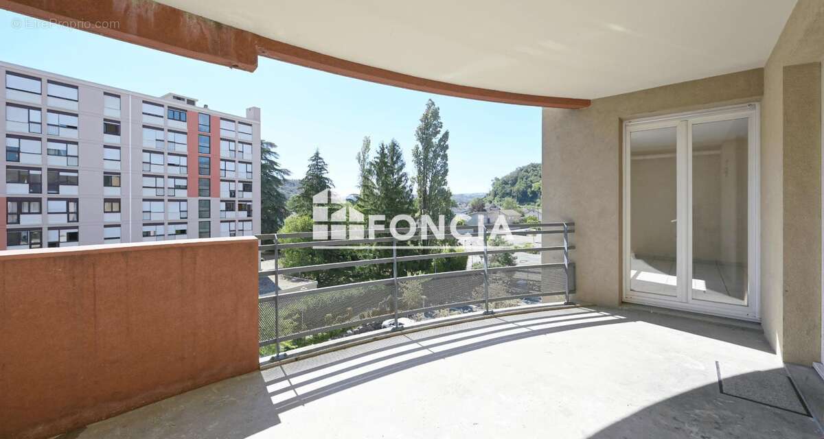 Grand  T3 de 72 m² avec terrasse, garage et stationnement - photo 2