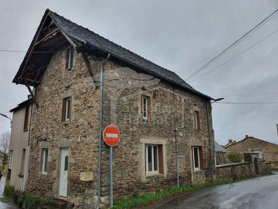 Pradinas- maison de village avec terrain et dependances - photo 6