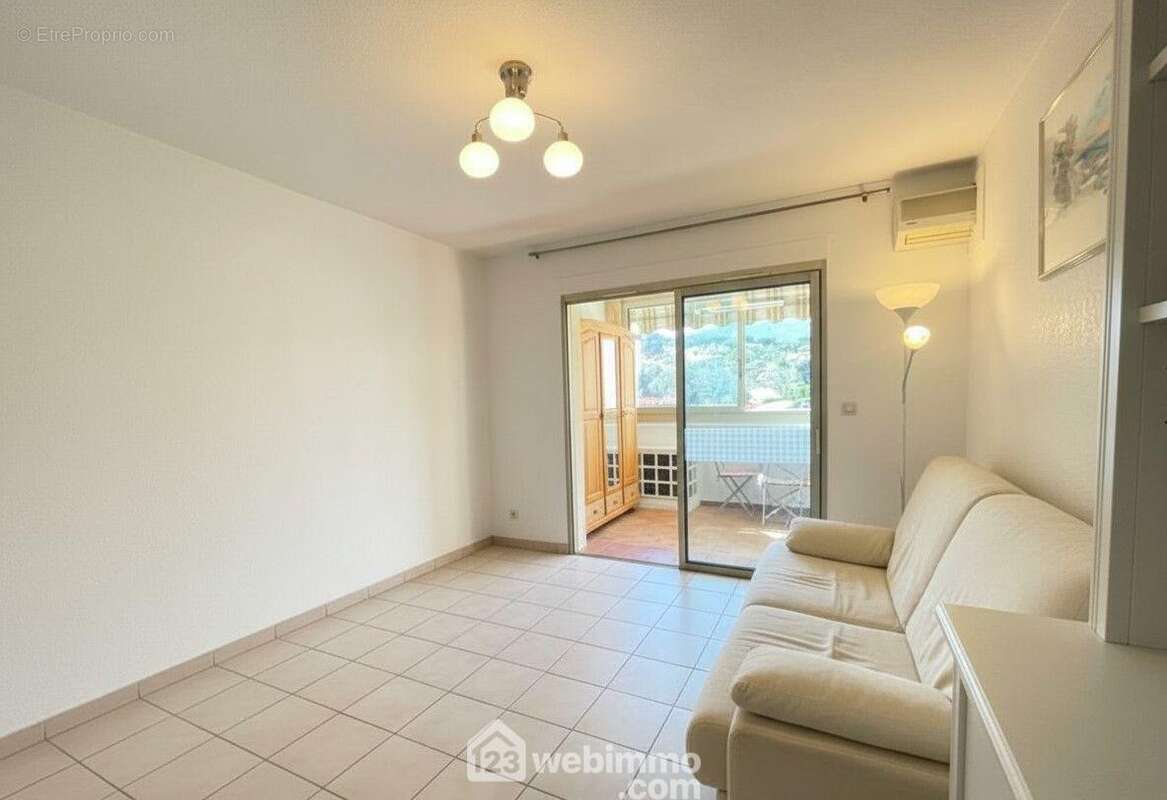 Séjour baigné de lumière avec vue dégagée - Appartement à SAINTE-MAXIME