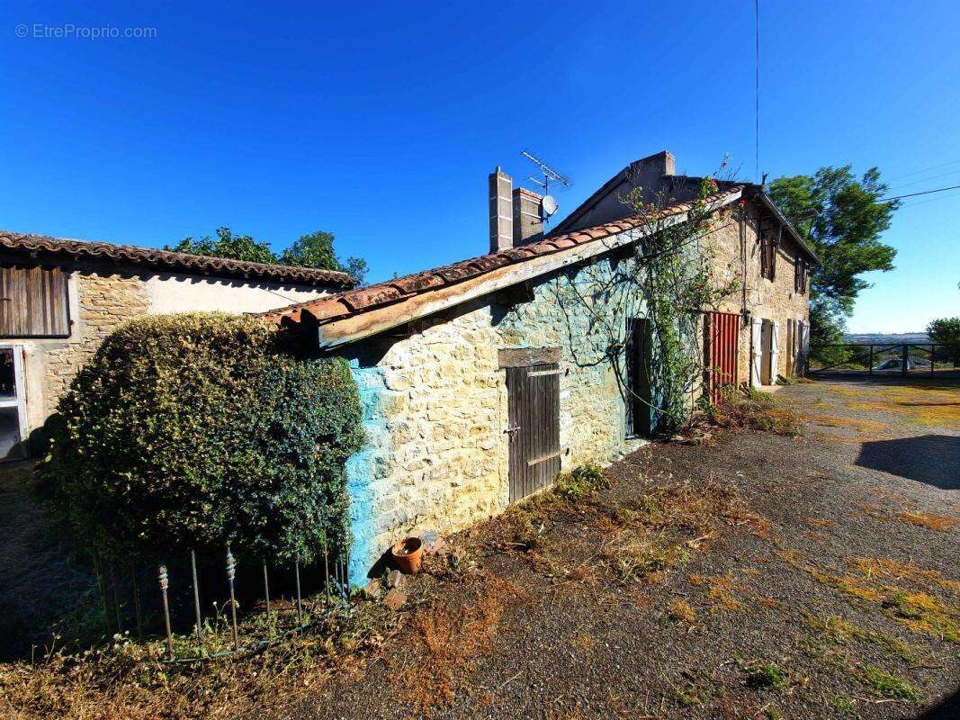 Maison à LACAPELLE-LIVRON