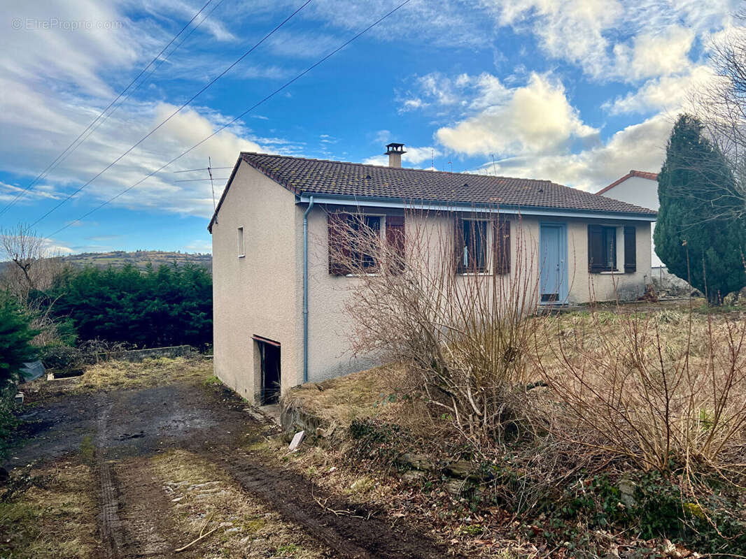 Maison à SAINT-GENES-CHAMPANELLE