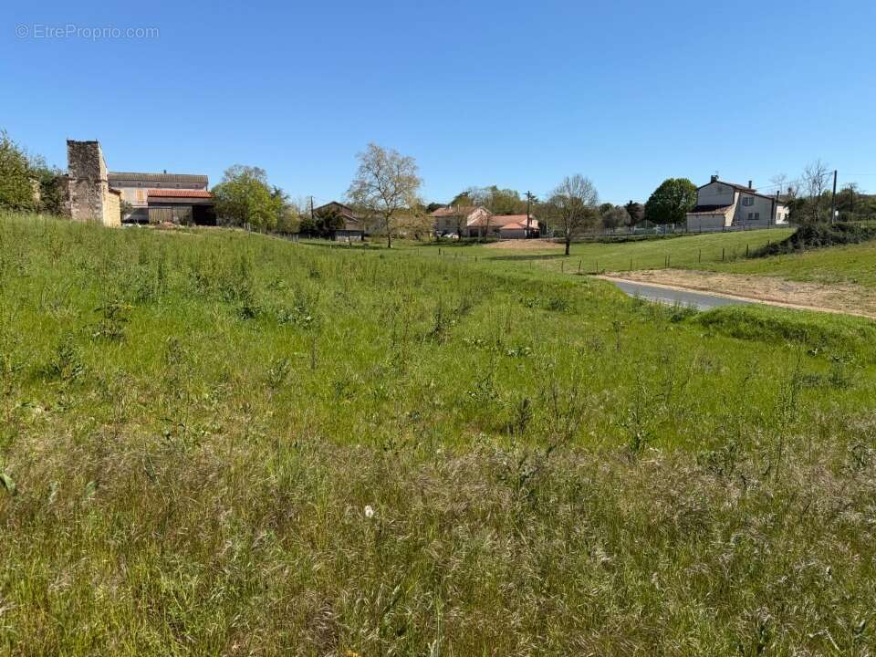 Terrain 1075 m² à Montdragon  - photo 3