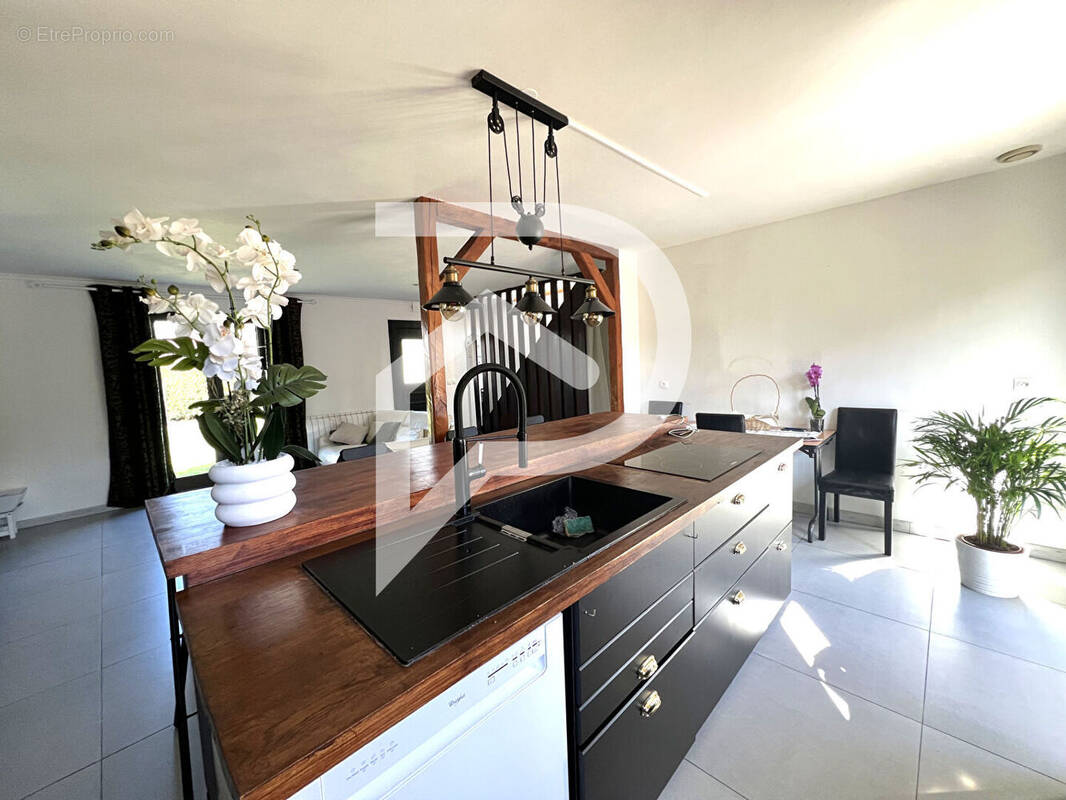 Maison à LE MESNIL-SAINT-DENIS